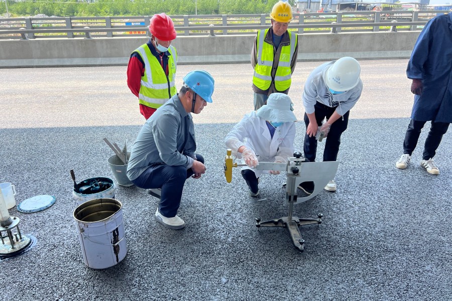 1676537398701985.jpg 江海大道東延(綜藝集團東-揚子江路)工程摩擦系數檢測_副本.jpg